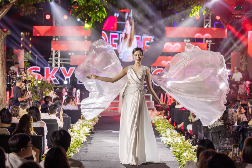 Thu Phương hát mở màn Lễ hội hoa Bách hợp tại Hà Nội - Ảnh 6.