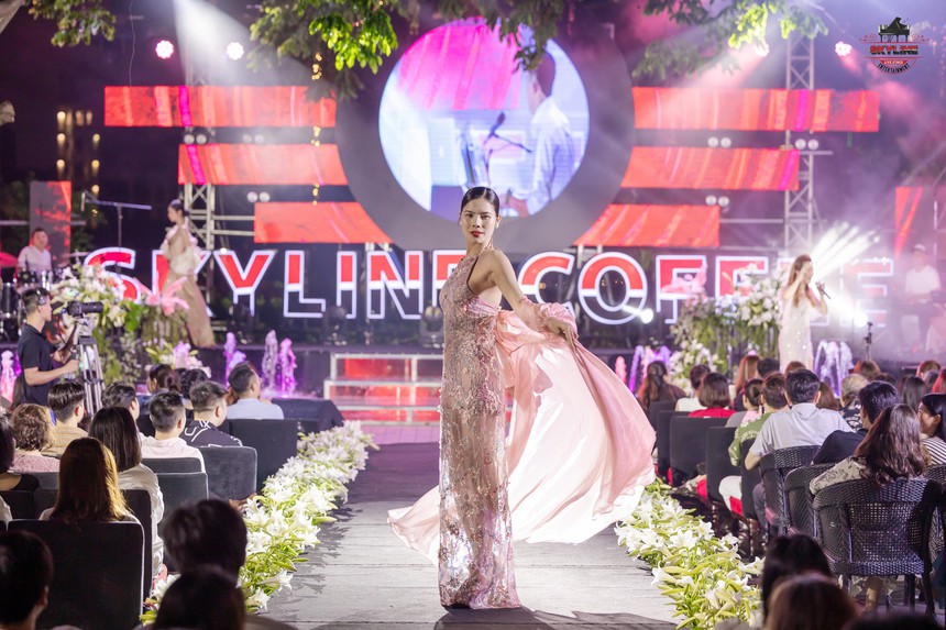 Thu Phương hát mở màn Lễ hội hoa Bách hợp tại Hà Nội - Ảnh 11.