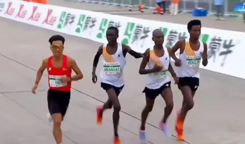 Tin nóng thể thao tối 20/4: HLV ĐT futsal Thái Lan bồi hồi trước trận gặp Việt Nam, 3 VĐV châu Phi khốn khổ vì nhường chân chạy Trung Quốc về đích - Ảnh 2. Tin nóng thể thao tối 20/4: HLV ĐT futsal Thái Lan bồi hồi trước trận gặp Việt Nam, 3 VĐV châu Phi khốn khổ vì nhường chân chạy Trung Quốc về đích - Ảnh 2.