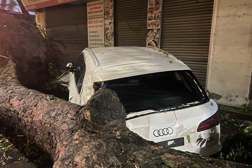 Hà Nội: Mưa lớn kèm lốc và sấm chớp gây thiệt hại một số vùng - Ảnh 3.