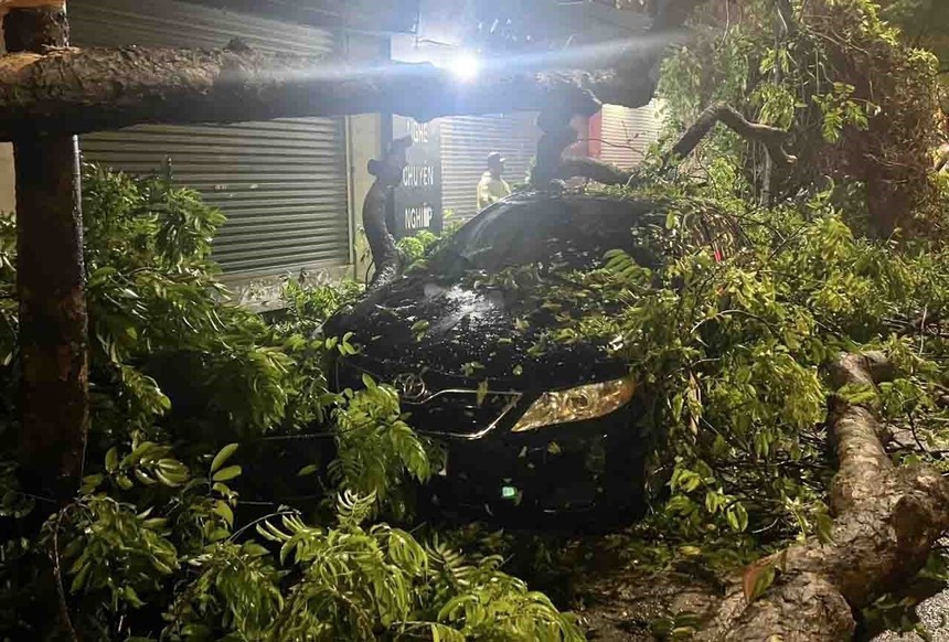 Hà Nội: Mưa lớn kèm lốc và sấm chớp gây thiệt hại một số vùng - Ảnh 4.