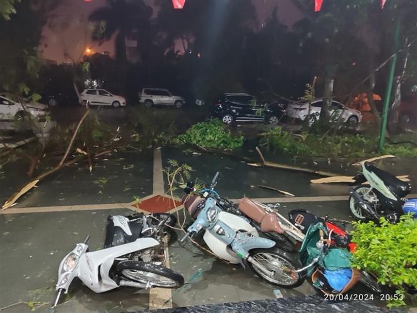 Hà Nội: Mưa lớn kèm lốc và sấm chớp gây thiệt hại một số vùng - Ảnh 9.