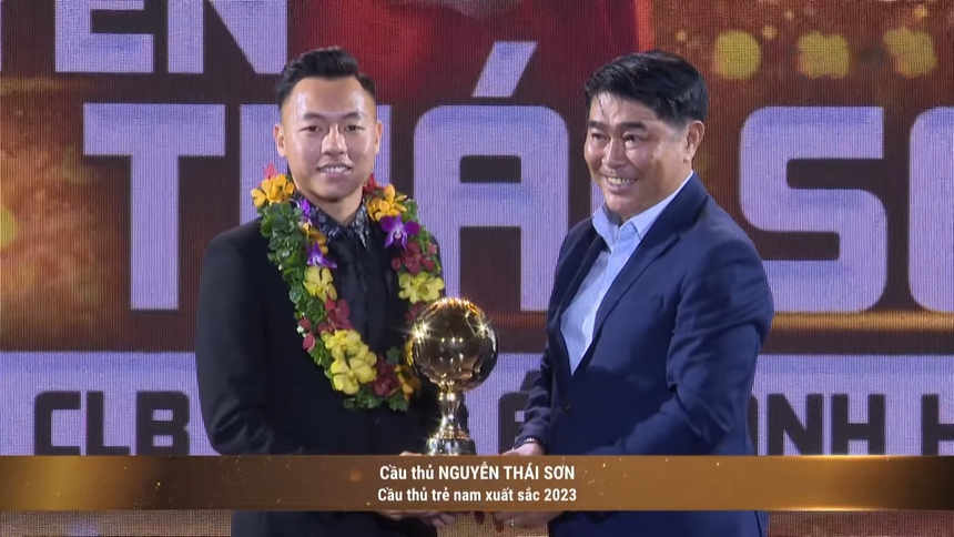 Nguyễn Thái Sơn: Ông chủ mới của tuyến giữa Việt Nam - Ảnh 2. Nguyễn Thái Sơn: Ông chủ mới của tuyến giữa Việt Nam - Ảnh 2.