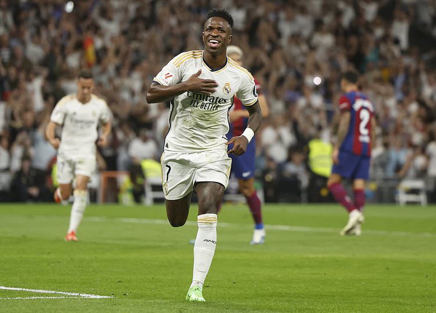 Real Madrid thắng Barcelona kịch tính, chạm 1 tay vào chức vô địch La Liga trong ngày nổ ra tranh cãi về ‘bàn thắng ma’ - Ảnh 3. Real Madrid thắng Barcelona kịch tính, chạm 1 tay vào chức vô địch La Liga trong ngày nổ ra tranh cãi về ‘bàn thắng ma’ - Ảnh 3.