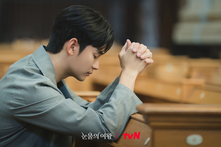 Tập 14 'Queen Of Tears': Kim Soo Hyun tuyệt vọng thuyết phụ Kim Ji Won phẫu thuật - Ảnh 1.