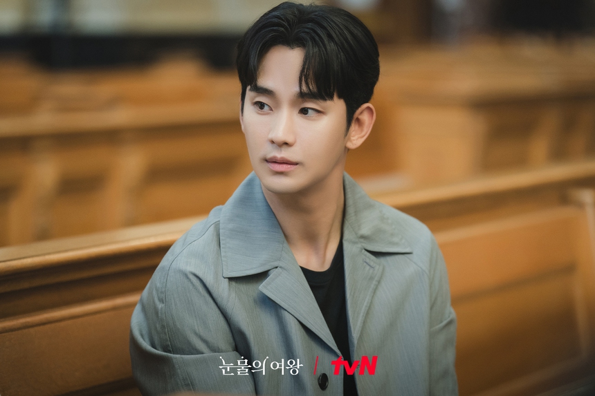 Tập 14 'Queen Of Tears': Kim Soo Hyun tuyệt vọng thuyết phụ Kim Ji Won phẫu thuật - Ảnh 3.