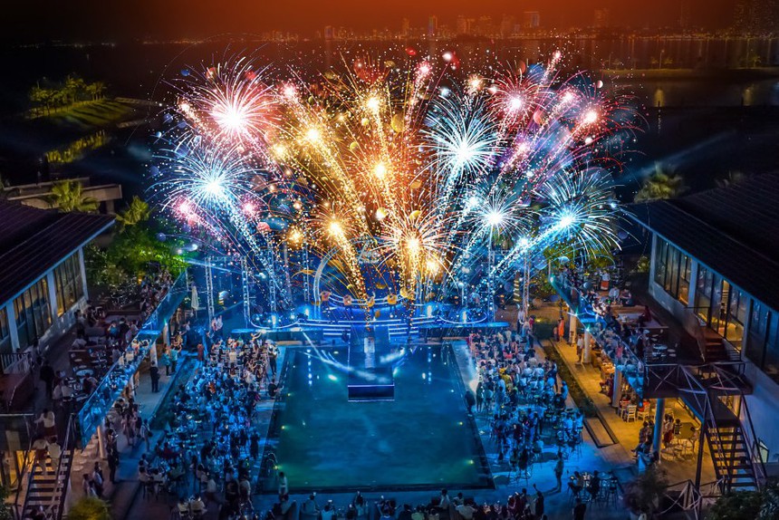 Nha Trang: Mang pháo hoa lên sân khấu "Love by the Bay" kích cầu du lịch Hè 2024 - Ảnh 2. Nha Trang: Mang pháo hoa lên sân khấu "Love by the Bay" kích cầu du lịch Hè 2024 - Ảnh 2.