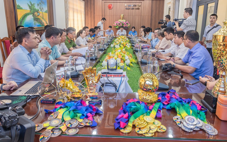 Về Liên Chiểu xem cán bộ đá bóng - Ảnh 1.