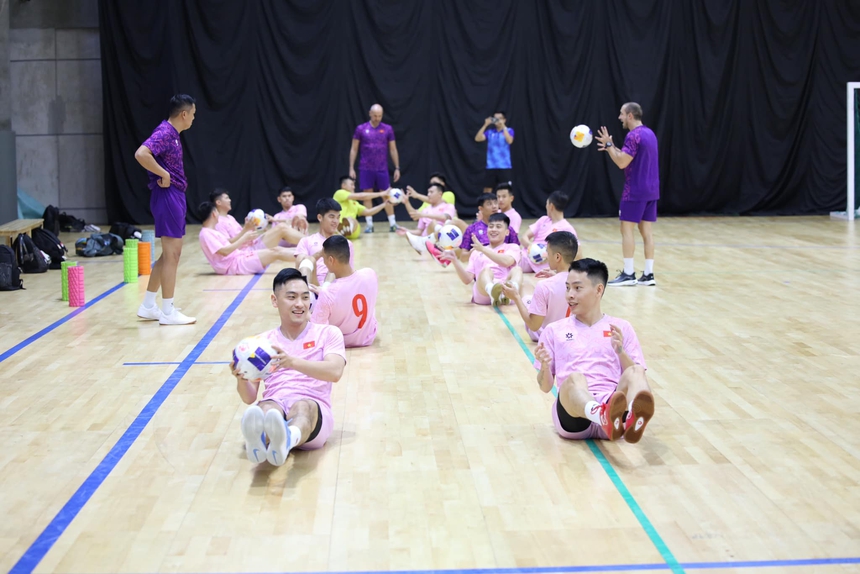 Bảng xếp hạng futsal châu Á: Việt Nam vào tứ kết, Nhật Bản bất ngờ bị loại - Ảnh 6. Bảng xếp hạng futsal châu Á: Việt Nam vào tứ kết, Nhật Bản bất ngờ bị loại - Ảnh 6.