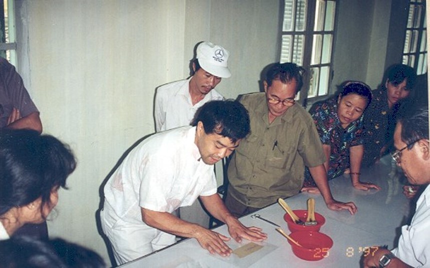 'Hồi sinh ký ức' từ phục chế tư liệu (kỳ 1): Khi Châu bản bị 'đóng cục như gỗ' - Ảnh 2.