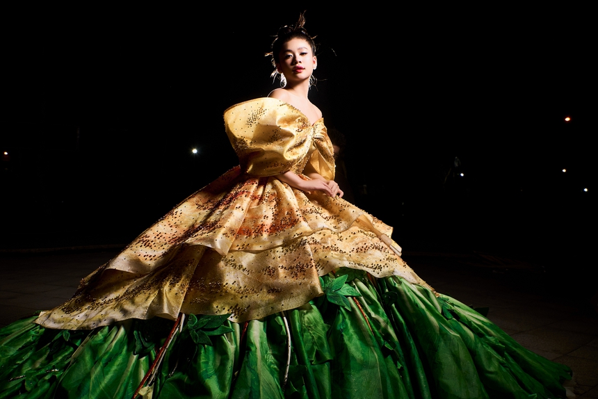 Katherine Minh Vy trình diễn thiết kế váy bánh xèo 3000m vải của NTK Nguyễn Minh Công - Ảnh 3. Katherine Minh Vy trình diễn thiết kế váy bánh xèo 3000m vải của NTK Nguyễn Minh Công - Ảnh 3.