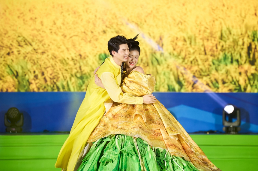 Katherine Minh Vy trình diễn thiết kế váy bánh xèo 3000m vải của NTK Nguyễn Minh Công - Ảnh 4. Katherine Minh Vy trình diễn thiết kế váy bánh xèo 3000m vải của NTK Nguyễn Minh Công - Ảnh 4.