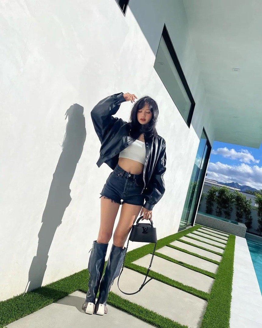 Thân hình ‘đồng hồ cát’ của Lisa Blackpink ngày càng hoàn hảo - Ảnh 2.