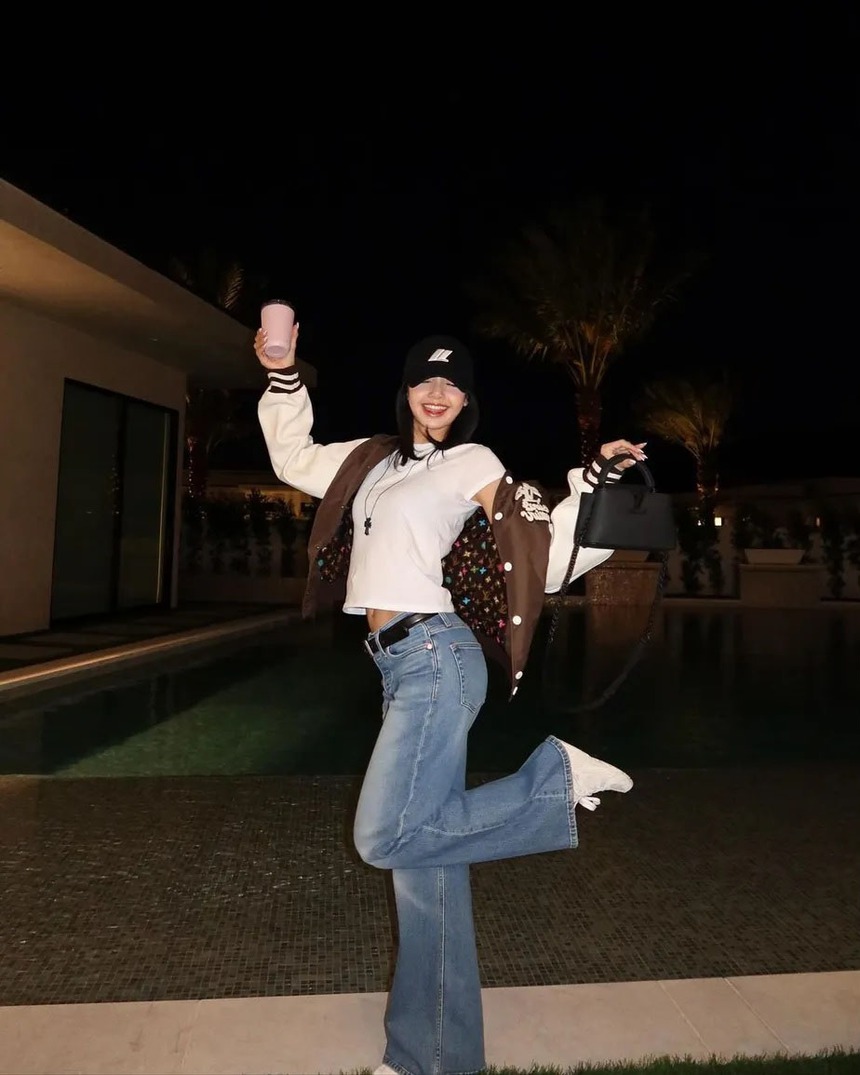 Thân hình ‘đồng hồ cát’ của Lisa Blackpink ngày càng hoàn hảo - Ảnh 8.