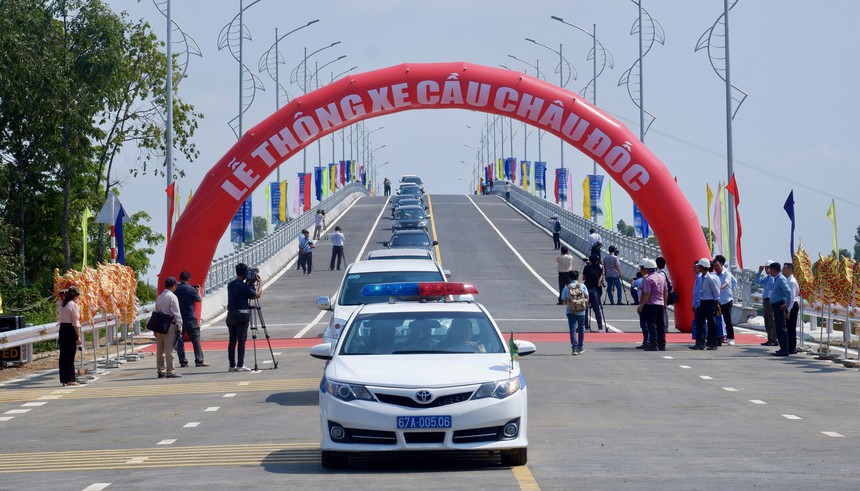 Thông xe cầu Châu Đốc bắc qua sông Hậu - Ảnh 2. Thông xe cầu Châu Đốc bắc qua sông Hậu - Ảnh 2.