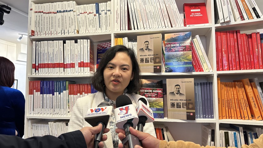 Ngày Sách và Bản quyền thế giới: 'Bốn mùa - Một cuộc đời' - Lời tự sự của nhà khoa học Việt Nam trên đất Pháp - Ảnh 4. Ngày Sách và Bản quyền thế giới: 'Bốn mùa - Một cuộc đời' - Lời tự sự của nhà khoa học Việt Nam trên đất Pháp - Ảnh 4.