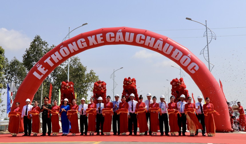 Thông xe cầu Châu Đốc bắc qua sông Hậu - Ảnh 1. Thông xe cầu Châu Đốc bắc qua sông Hậu - Ảnh 1.