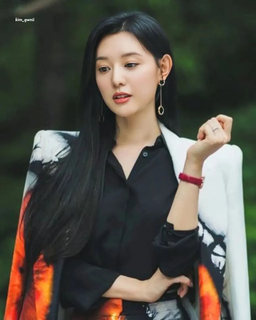 Vai diễn của Kim Ji Won trong 'Nữ hoàng nước mắt' ban đầu được 'nhắm' cho siêu sao K-pop này - Ảnh 2.