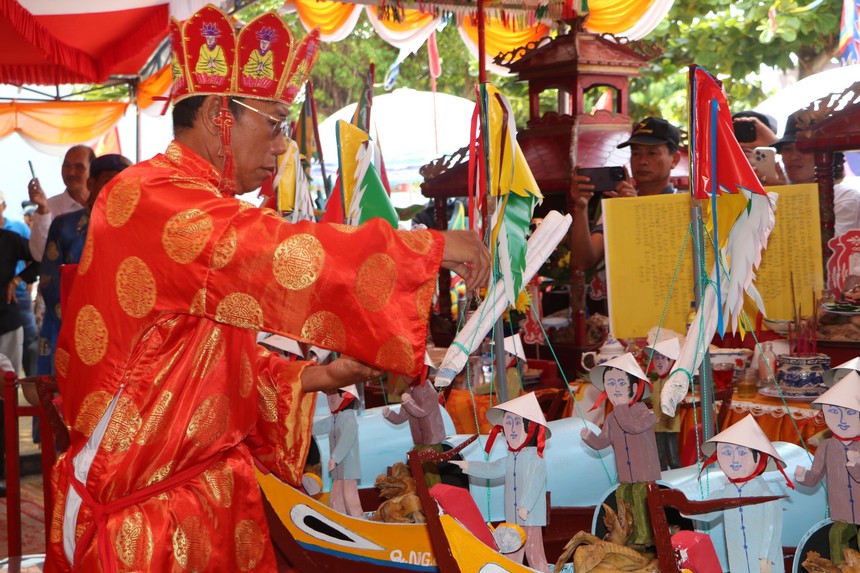 Linh thiêng Lễ Khao lề thế lính Hoàng Sa - Ảnh 1.