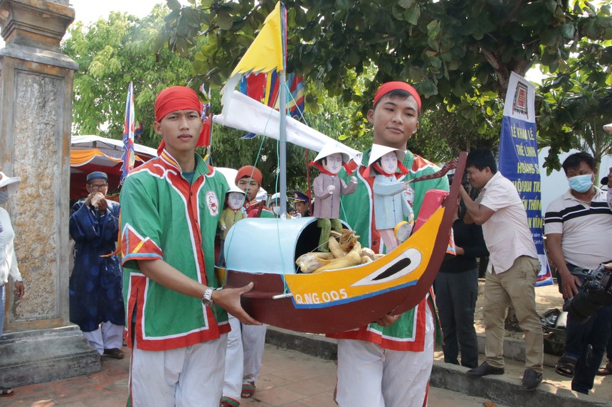 Linh thiêng Lễ Khao lề thế lính Hoàng Sa - Ảnh 4.