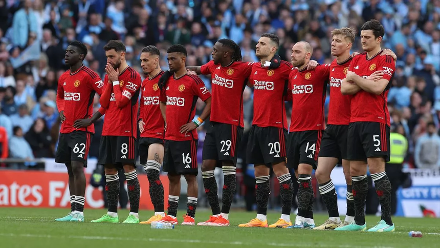 Tin chuyển nhượng 25/4: MU rao bán 12 cầu thủ, Xavi ở lại Barca - Ảnh 2. Tin chuyển nhượng 25/4: MU rao bán 12 cầu thủ, Xavi ở lại Barca - Ảnh 2.