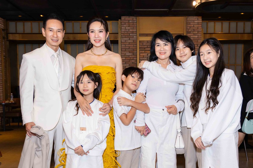 Lý Hải đưa mẹ 99 tuổi dự công chiếu Lật Mặt  - Ảnh 3.