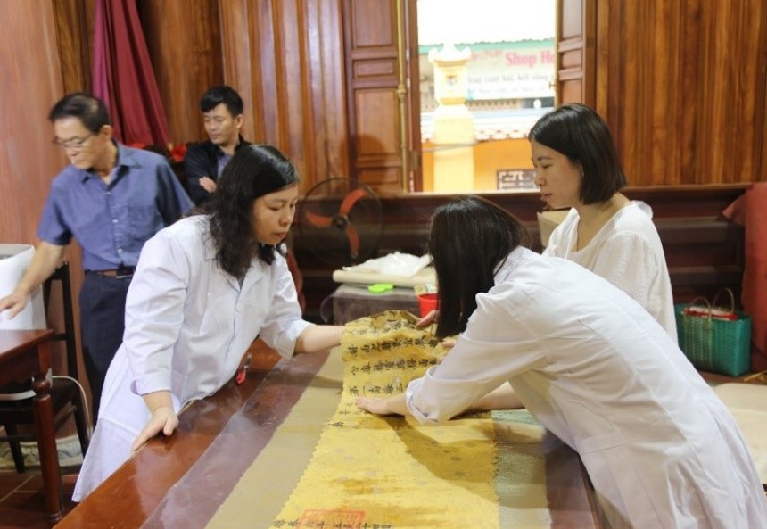 'Hồi sinh ký ức' từ phục chế tư liệu (kỳ 3 và hết): 'Cấp cứu' những di sản trong cộng đồng - Ảnh 3.