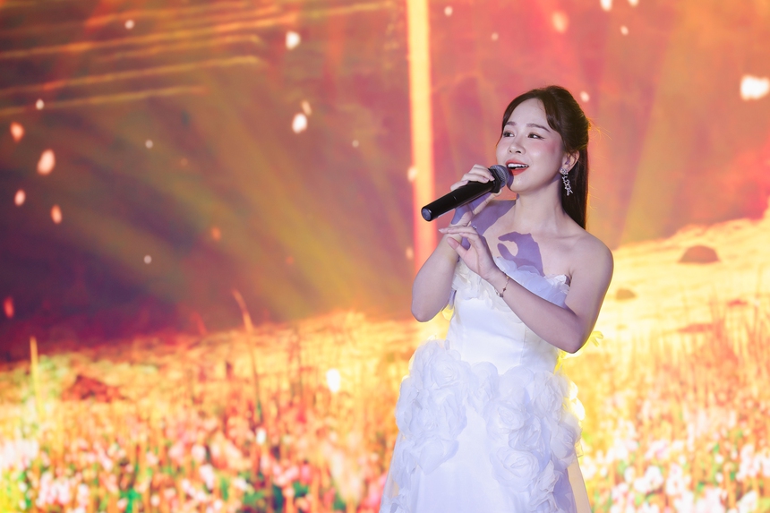 Ca sĩ Hồng Duyên, Đông Hùng hát tôn vinh các nhà báo TTXVN - Ảnh 2.