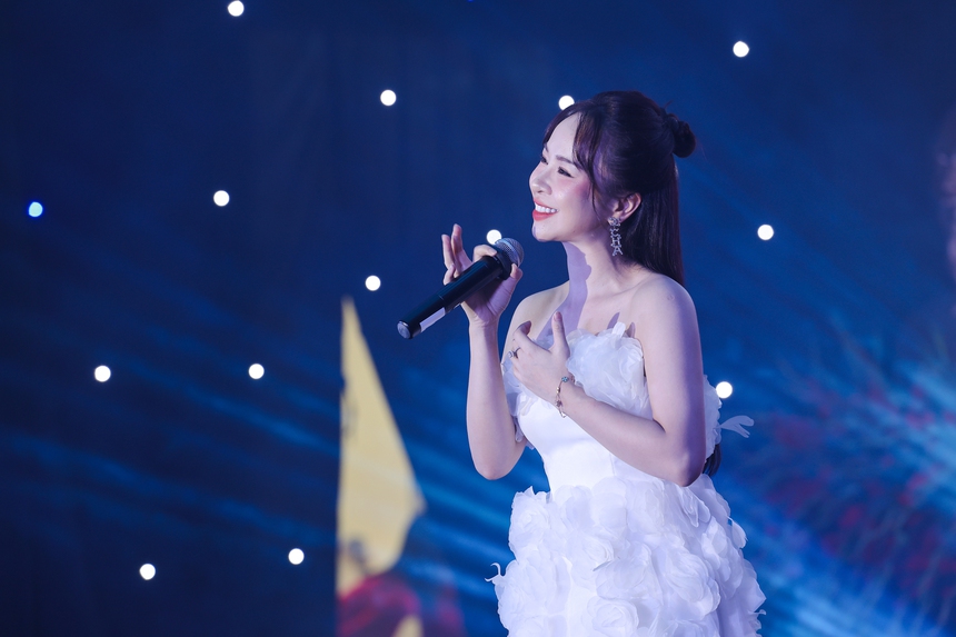 Ca sĩ Hồng Duyên, Đông Hùng hát tôn vinh các nhà báo TTXVN - Ảnh 3.