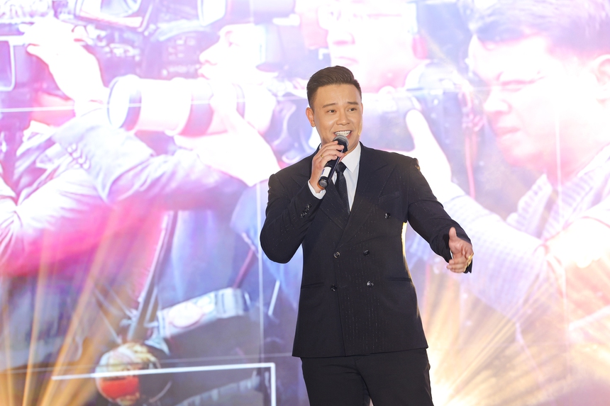 Ca sĩ Hồng Duyên, Đông Hùng hát tôn vinh các nhà báo TTXVN - Ảnh 5.