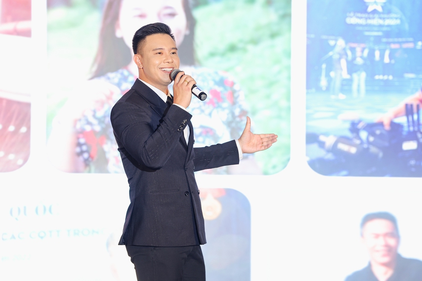 Ca sĩ Hồng Duyên, Đông Hùng hát tôn vinh các nhà báo TTXVN - Ảnh 6.