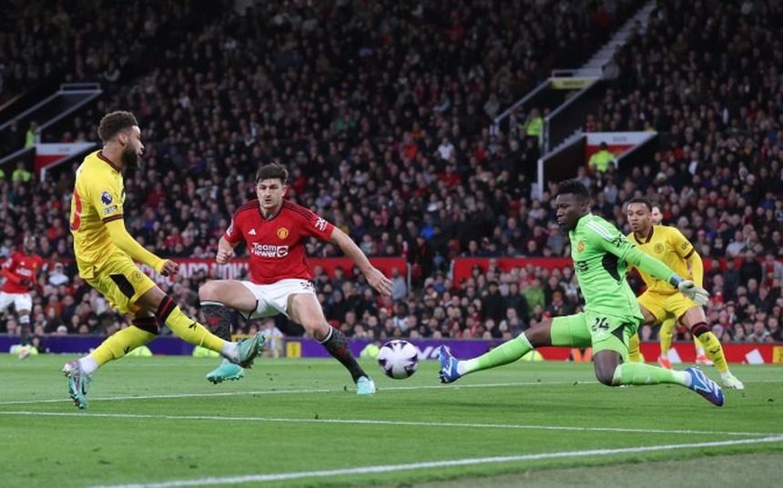 Onana 'kiến tạo' cho đối phương ghi bàn, fan MU đòi bán ngay để đưa De Gea trở lại - Ảnh 4.