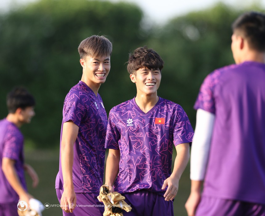 Tin nóng bóng đá Việt 25/4: 'Đại gia' V-League dùng đội hình chính đấu huyền thoại Brazil, U23 Việt Nam tập đá 11m - Ảnh 3. Tin nóng bóng đá Việt 25/4: 'Đại gia' V-League dùng đội hình chính đấu huyền thoại Brazil, U23 Việt Nam tập đá 11m - Ảnh 3.