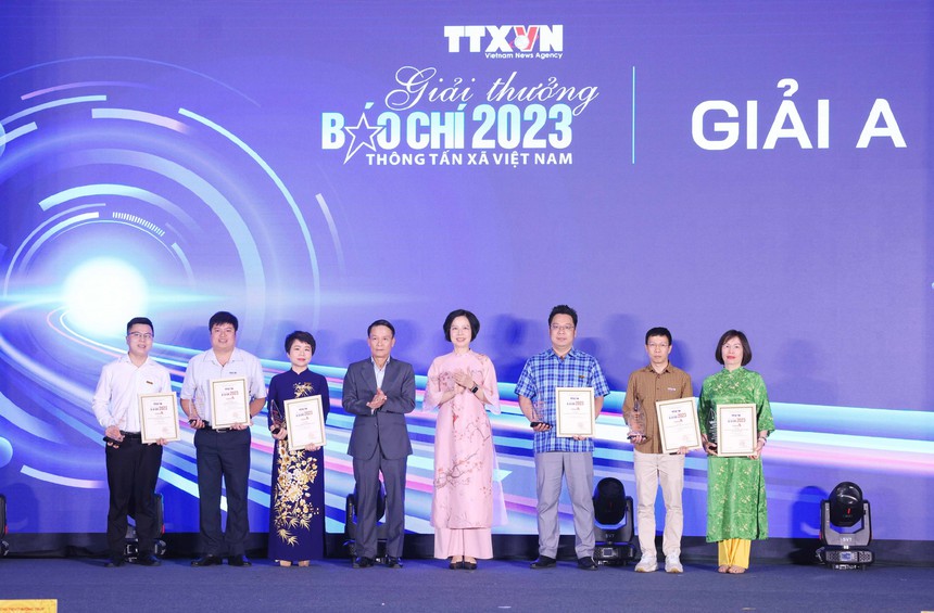 Ca sĩ Hồng Duyên, Đông Hùng biểu diễn tại Lễ trao Giải thưởng Báo chí Thông tấn xã Việt Nam - Ảnh 1.