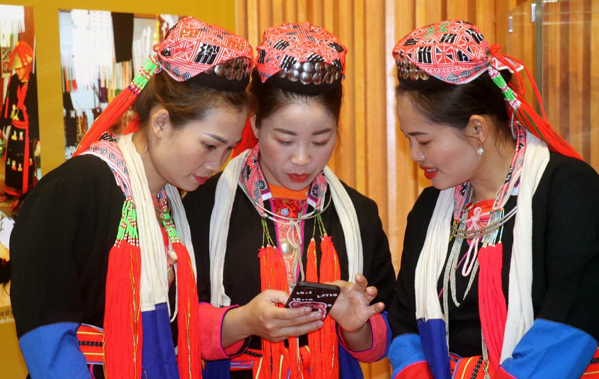 Triển lãm chuyên đề 'Độc đáo lễ cấp sắc người Dao Thanh Y' - Ảnh 4. Triển lãm chuyên đề 'Độc đáo lễ cấp sắc người Dao Thanh Y' - Ảnh 4.