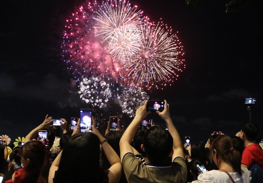 Bắn pháo hoa 3 đêm cuối tuần trên đảo Hòn Tre đến hết năm 2024 - Ảnh 1.