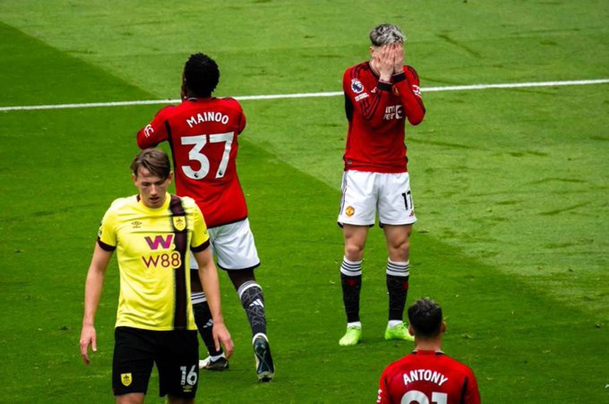 Onana mắc sai lầm như Quan Văn Chuẩn, MU đánh rơi chiến thắng trước Burnley - Ảnh 2.