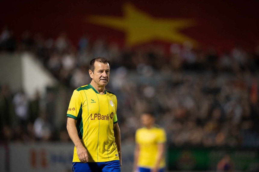 Tiến Linh kiến tạo cho Huỳnh Đức ghi bàn trong trận đấu giữa các ngôi sao Việt Nam và những huyền thoại Brazil - Ảnh 7.