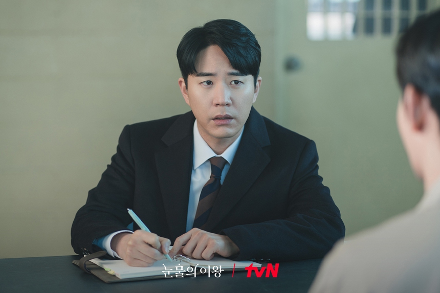 Tập 15 'Queen Of Tears': Kim Soo Hyun phản công để quay về bên Kim Ji Won - Ảnh 2.