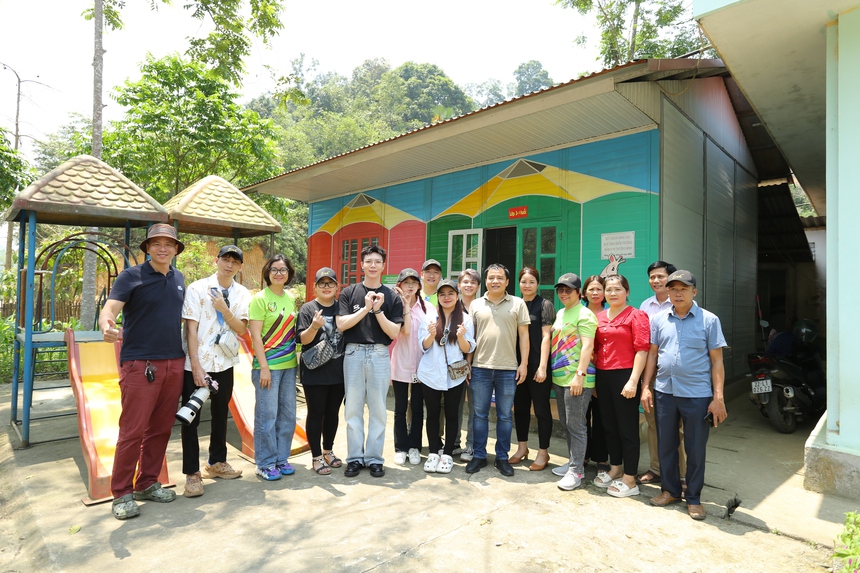 Ca sĩ Erik đồng hành cùng CLB Sách vùng cao 'thắp sáng' tương lai trẻ em Tuyên Quang - Ảnh 1.