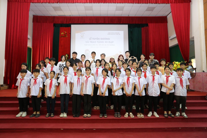 Ca sĩ Erik đồng hành cùng CLB Sách vùng cao 'thắp sáng' tương lai trẻ em Tuyên Quang - Ảnh 4.