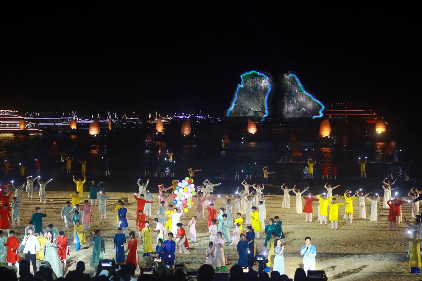 Khai mạc Carnaval Hạ Long - Ảnh 7. Khai mạc Carnaval Hạ Long - Ảnh 7.