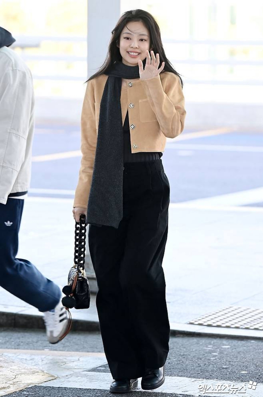 Jennie Blackpink gây bất ngờ với những hoạt động thân thiết cùng nghệ sĩ HYBE - Ảnh 5.