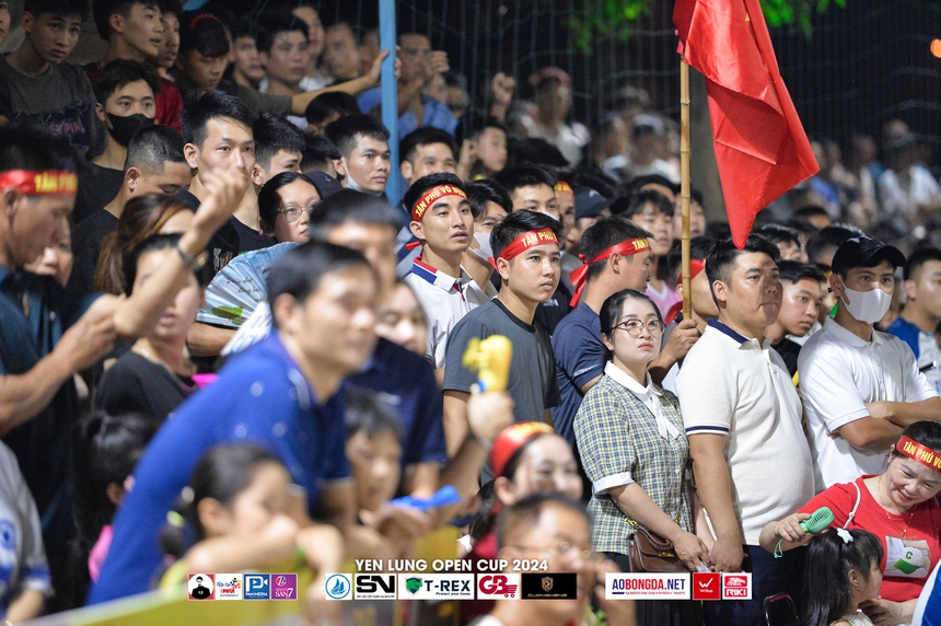 Trận chung kết "Giải Bóng Đá Yên Lũng Mở Rộng 2024": Hấp dẫn, sôi động và kịch tính - Ảnh 2. Trận chung kết "Giải Bóng Đá Yên Lũng Mở Rộng 2024": Hấp dẫn, sôi động và kịch tính - Ảnh 2.