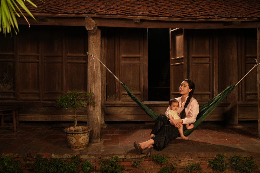 Ca sĩ - Trung uý Mai Chi: Ca ngợi những hy sinh thầm lặng với MV "Mẹ yêu con" - Ảnh 4. Ca sĩ - Trung uý Mai Chi: Ca ngợi những hy sinh thầm lặng với MV "Mẹ yêu con" - Ảnh 4.