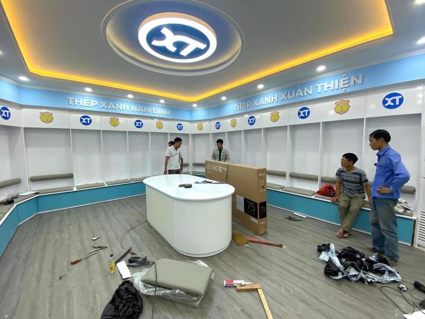 Tin nóng bóng đá Việt 30/4: HLV Kim Sang Sik hưởng lương 'khủng' khi dẫn dắt ĐT Việt Nam, Nam Định khoe phòng thay đồ chuẩn quốc tế - Ảnh 3.