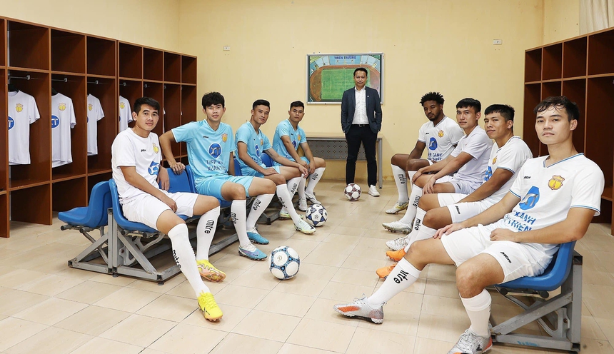 Tin nóng bóng đá Việt 30/4: HLV Kim Sang Sik hưởng lương 'khủng' khi dẫn dắt ĐT Việt Nam, Nam Định khoe phòng thay đồ chuẩn quốc tế - Ảnh 4.