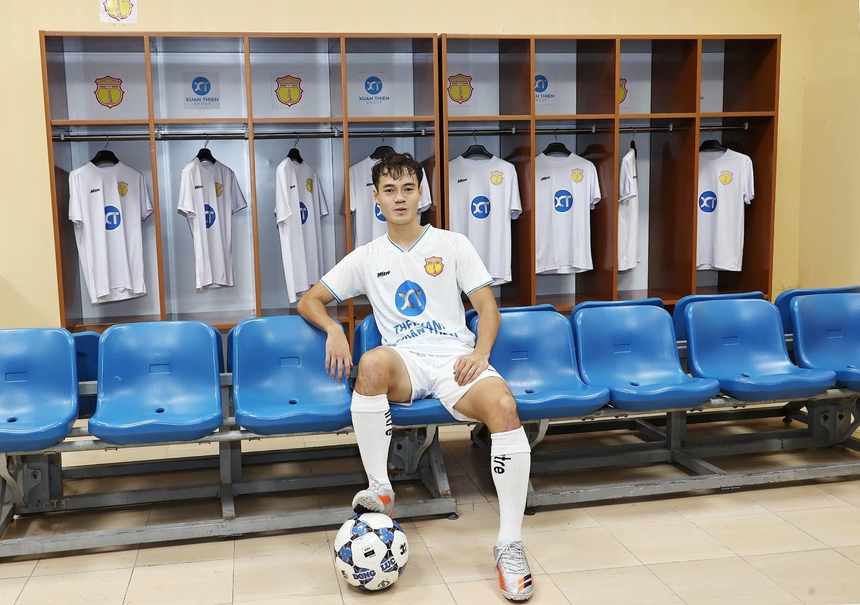 Tin nóng bóng đá Việt 30/4: HLV Kim Sang Sik hưởng lương 'khủng' khi dẫn dắt ĐT Việt Nam, Nam Định khoe phòng thay đồ chuẩn quốc tế - Ảnh 5.