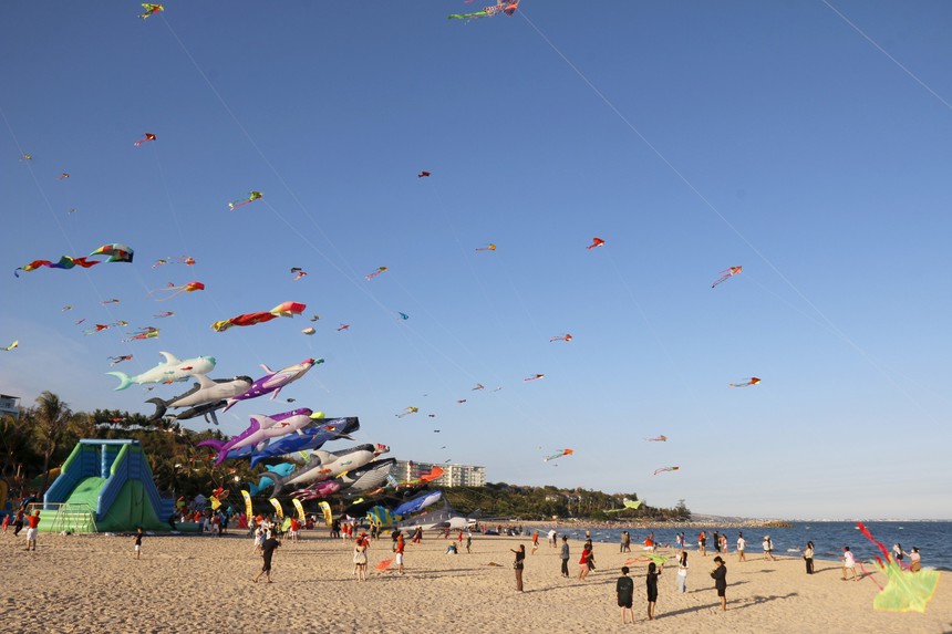 Khách quốc tế đến Việt Nam vượt mốc 6 triệu lượt người - Ảnh 1.