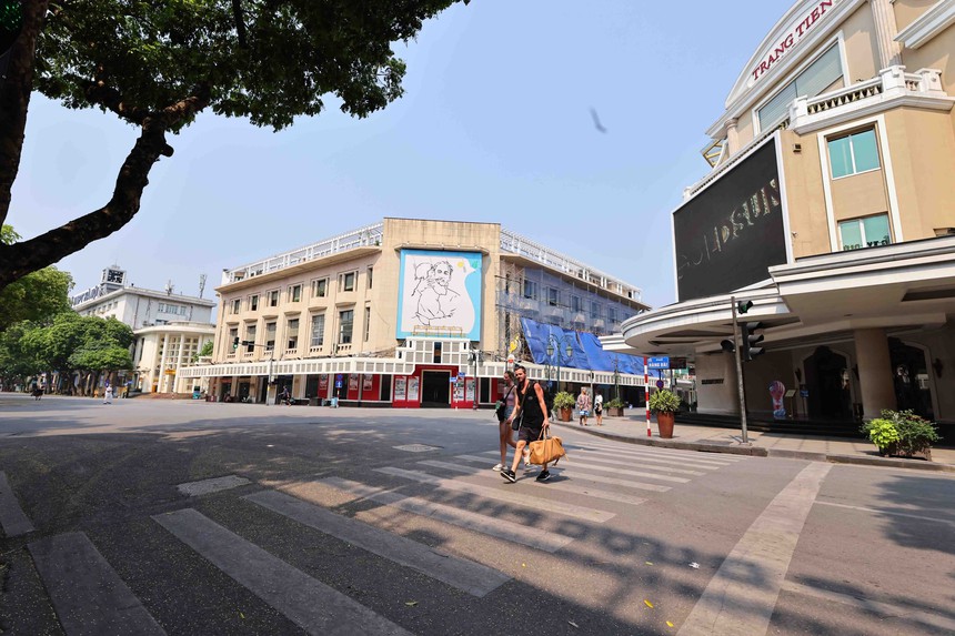 Dịp lễ 30/4 - 1/5: Nhiều người dân bị ảnh hưởng bởi nắng nóng đặc biệt gay gắt - Ảnh 1.